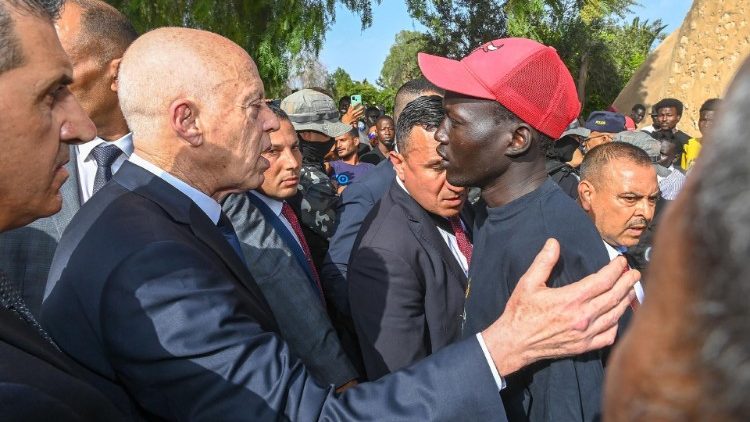 Le président Kais Saied avec un migrant à Sfax.