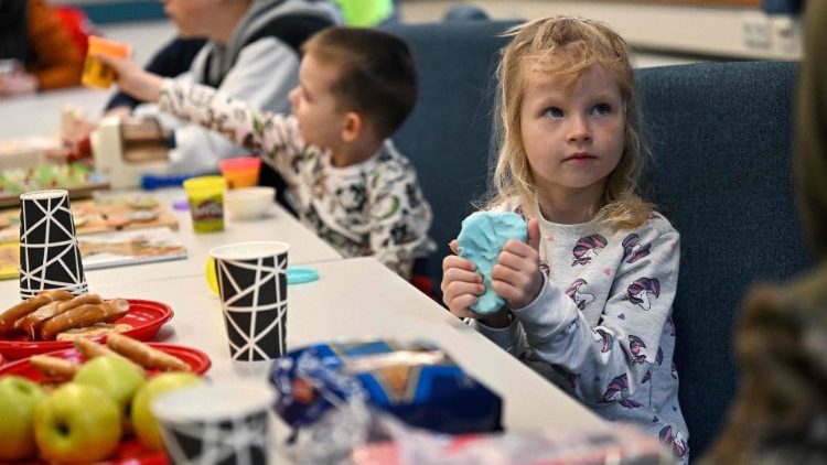 Kinder beim Essen und Spielen