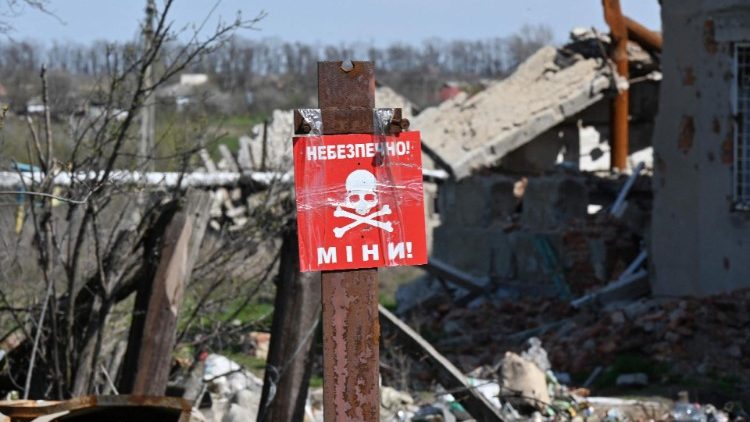 "Minas perigosas": aviso alerta para existncia de minas colocadas perto de casas destrudas no povoado de Grakove, regi?o de Kharkiv em 18 de abril de 2023. (@Sergey Bobok)