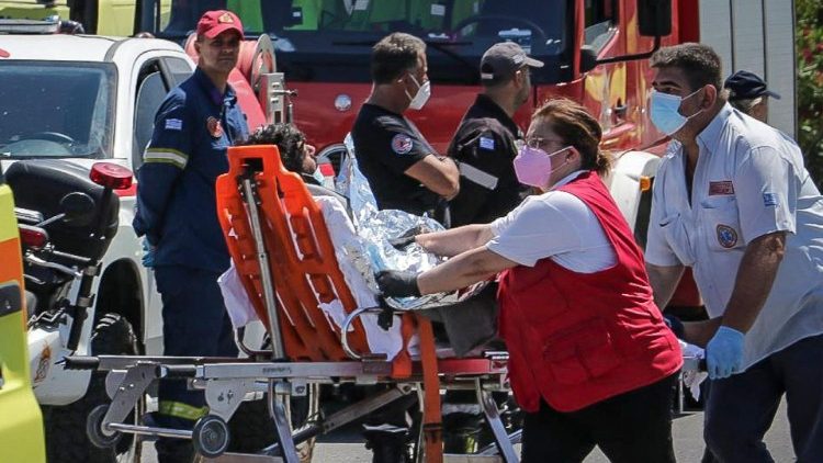 I soccorritori impegnati a Kalamata, la citt greca dove vengono trasferiti in queste ore i sopravvissuti al naufragio (Afp)