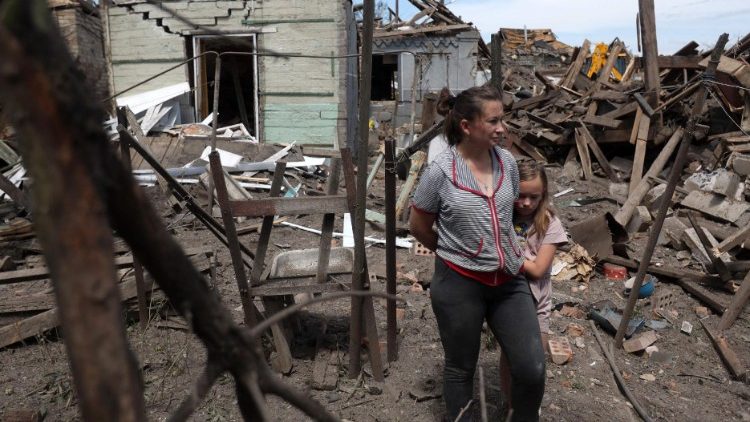 Moradores examinam os restos de sua casa após um ataque russo a Kramatorsk em 14 de junho de 2023, após ataques noturnos na cidade do leste da Ucrânia.  (Photo by Anatolii Stepanov / AFP)