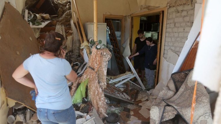 Moradores resgatam pertences dos restos de sua casa após um ataque russo a Kramatorsk em 14 de junho de 2023, após ataques noturnos na cidade do leste da Ucrânia. (Photo by Anatolii Stepanov / AFP)