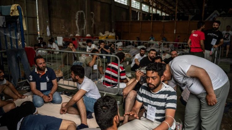 Migranci, którym udało się przeżyć katastrofę