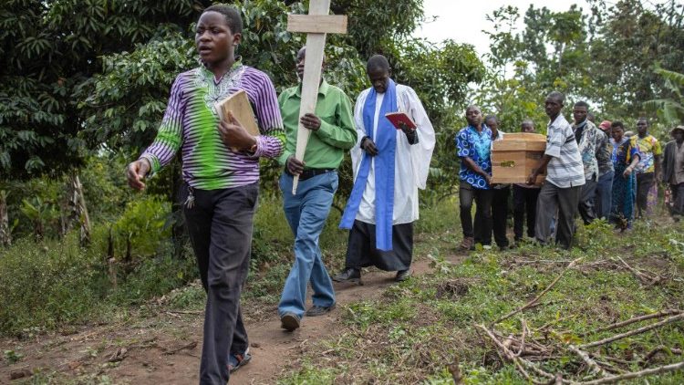 La cerimonia funebre di una delle vittime dell'attentato terroristico di venerd 16 giugno in Uganda (Stuart Tibaweswa / Afp)