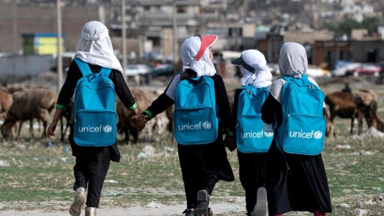 De jeunes filles afghanes se rendent  l'cole  Kaboul, le 19 juin 2023