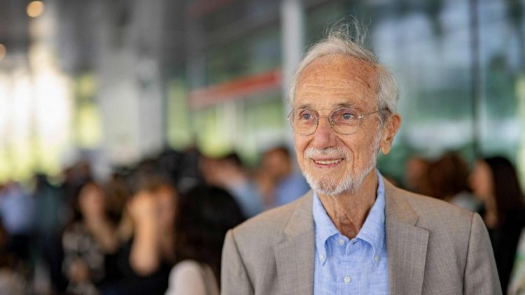 El arquitecto italiano Renzo Piano posa para las fotografías antes de una rueda de prensa en el Museo de Arte Moderno de Estambul, el 20 de junio de 2023.