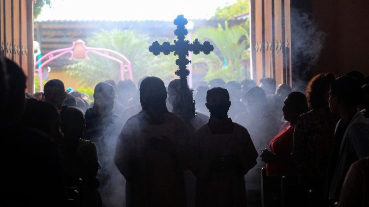 Procesin de sacerdotes en Nicaragua