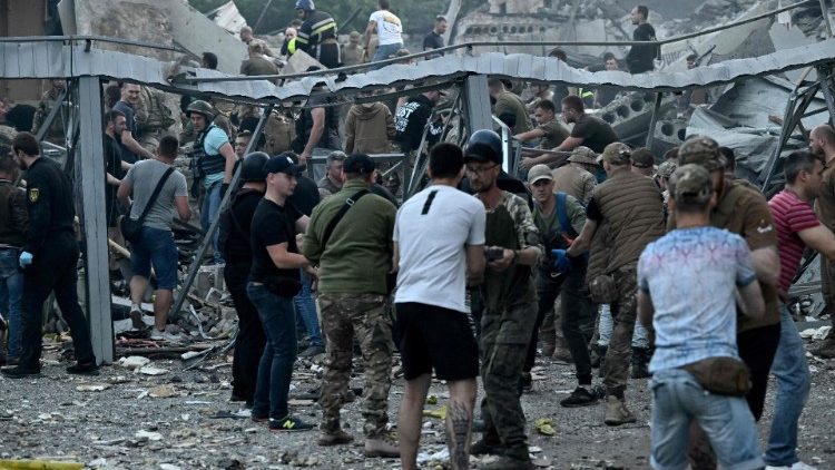 Equipes de resgate e voluntários trabalham para resgatar pessoas dos escombros depois que um ataque de míssil russo atingiu um restaurante e várias casas em Kramatorsk, leste da Ucrânia, em 27 de junho de 2023. (Foto de Genya SAVILOV / AFP)
