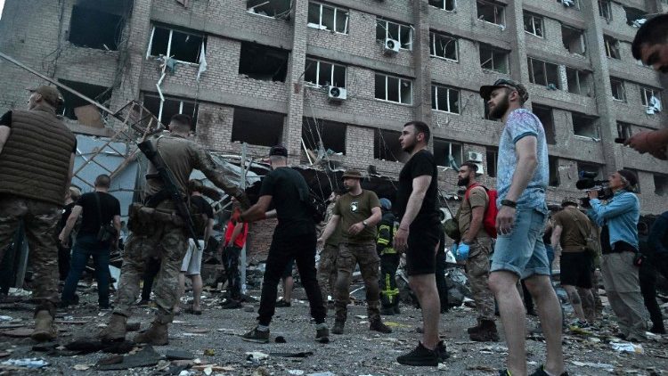 Equipes de resgate e voluntários trabalham para resgatar pessoas sob os escombros depois que um ataque de míssil atingiu um restaurante em Kramatorsk, leste da Ucrânia, em 27 de junho de 2023. Pelo menos três pessoas morreram e mais de 40 ficaram feridas em um ataque de foguete russo que atingiu um restaurante em Kramatorsk, leste da Ucrânia, disseram autoridades em 27 de junho. (Foto de Genya SAVILOV / AFP)