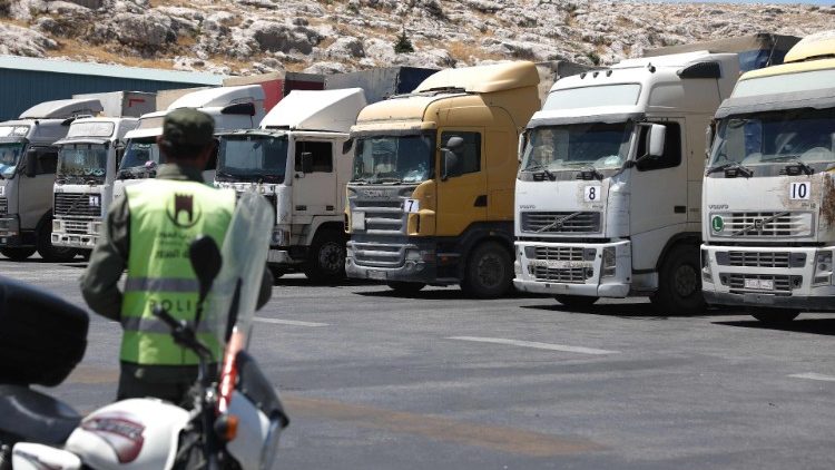 I camion di aiuti al valico di Bab al Hawa, chiuso da luned 10 luglio (Omar Haj Kadour / Afp)