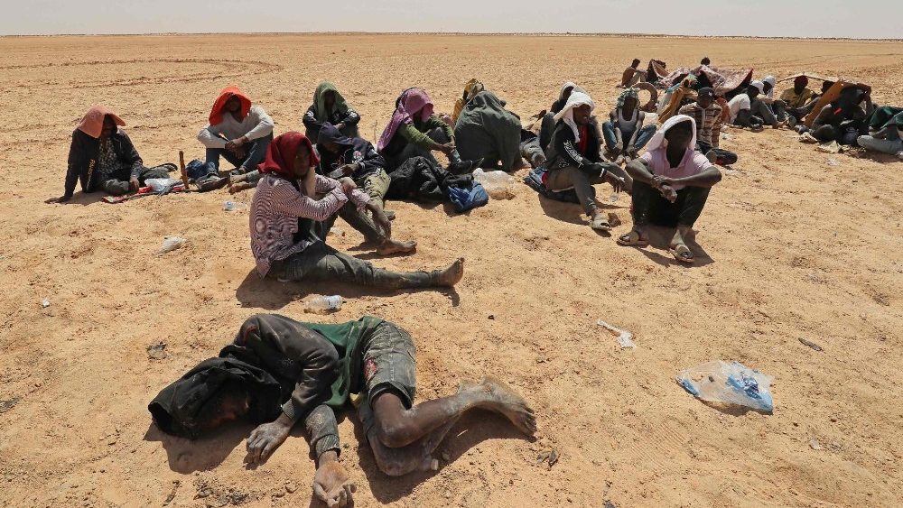 Persone migranti bloccate nelle zone desertiche tra Tunisia e Libia