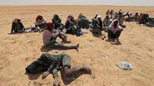 Il Papa accanto ai migranti: il Mediterraneo mai più teatro di morte e disumanità"