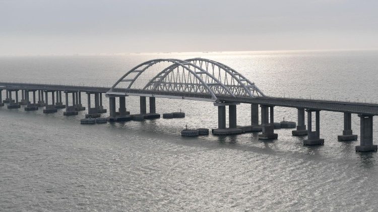 Vista del Ponte di Crimea che collega la Russia alla penisola