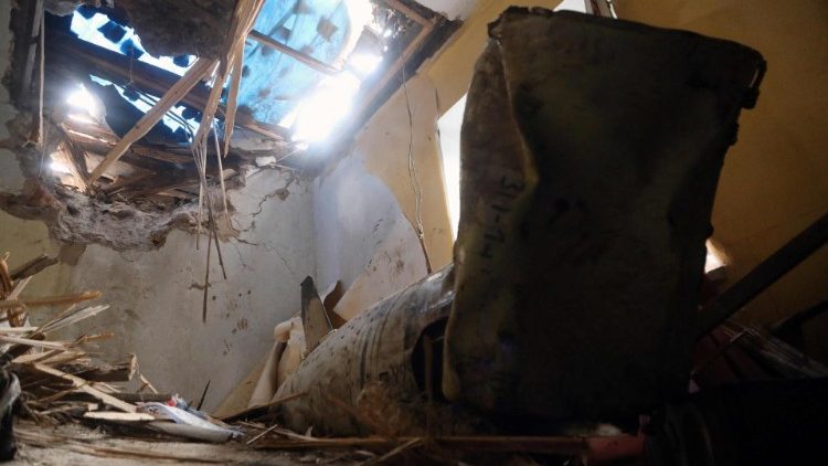 Esta fotografia mostra um míssil abatido que atingiu uma casa depois que mísseis noturnos atingiram Odesa em 18 de julho de 2023, em meio à invasão russa na Ucrânia. (Foto de Oleksandr GIMANOV / AFP)