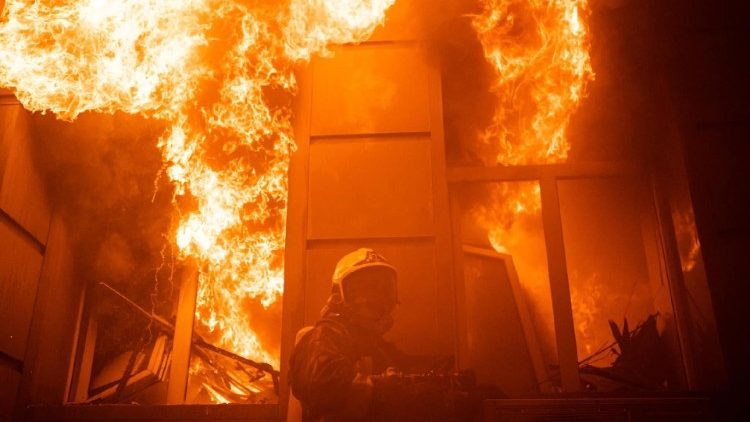 Esta fotografia de folheto tirada e divulgada pelo Serviço de Emergência Ucraniano em 20 de julho de 2023 mostra equipes de resgate extinguindo um incêndio em um prédio administrativo em Odesa como resultado de um ataque de míssil, em meio à invasão russa na Ucrânia. (Foto Serviço de Emergência da Ucrânia / AFP)