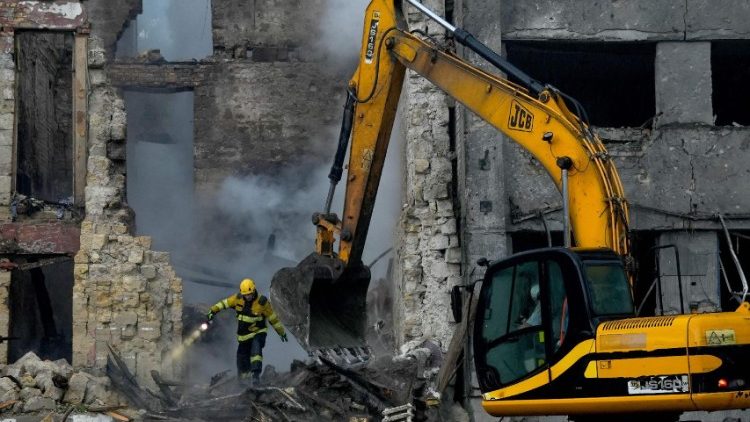 Equipes de resgate ucranianas removem os escombros de um prédio residencial destruído no centro de Mykolaiv, após um ataque com mísseis em 20 de julho de 2023, em meio à invasão russa da Ucrânia. (Foto de Oleksii FILIPPOV / AFP)