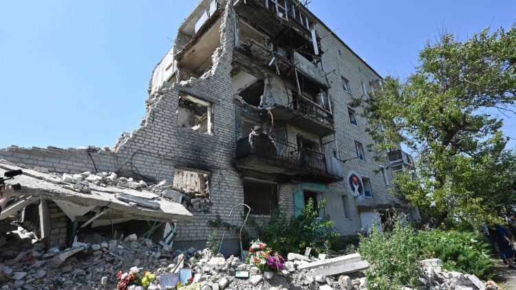 Esta fotografia tirada em 27 de julho de 2023 mostra um prédio residencial destruído na Pamyati Street, em Izyum, onde 47 civis foram mortos como resultado de um bombardeio aéreo em 9 de março de 2022, em meio à invasão russa na Ucrânia. (Foto de SERGEY BOBOK / AFP)