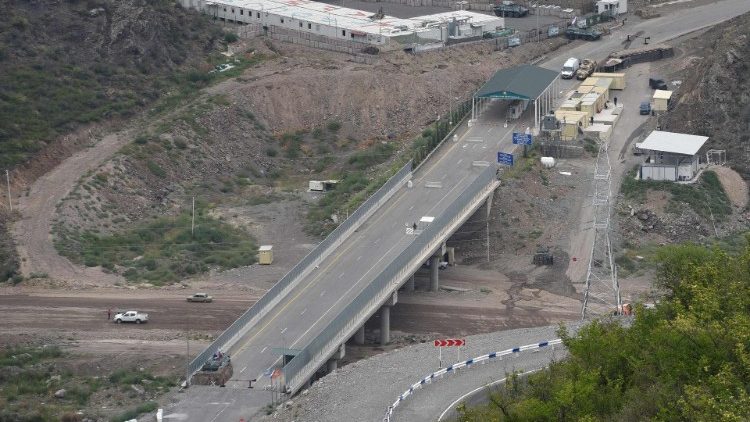 Un checkpoint azero all'ingresso del corridoio di Lachin
