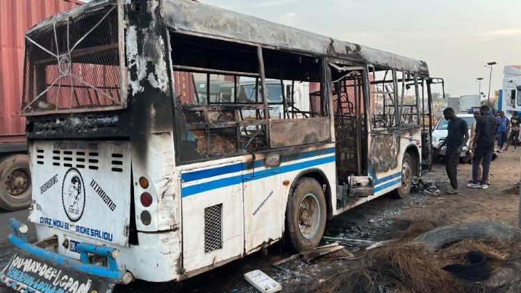 Gli autobusi incendiati, drammatici risultati delle proteste a Dakar
