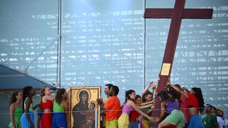 Young pilgrims holding the World Youth Day Cross