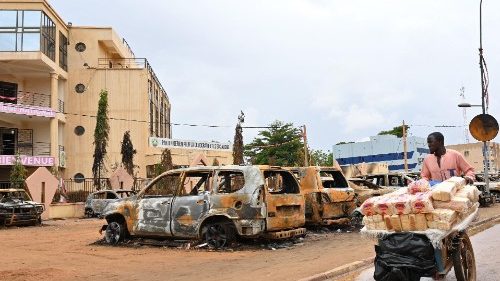 Ecowas to 'implement all necessary measures' to restore order in Niger