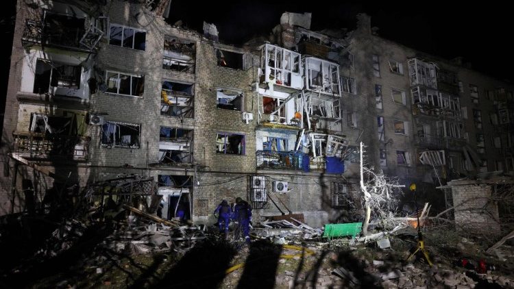 Equipes de resgate trabalham perto de um prédio residencial danificado após ataques de mísseis russos em Pokrovsk, região de Donetsk, em meio à invasão russa da Ucrânia. (Foto de Anatolii STEPANOV / AFP)