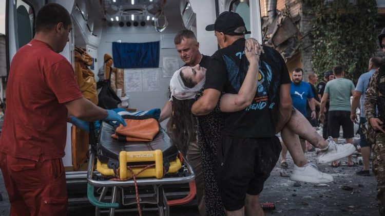 Esta fotografia tirada e divulgada pelo Serviço de Emergência Ucraniano em 7 de agosto de 2023 mostra equipes de resgate carregando uma mulher ferida após um ataque de mísseis russos em Pokrovsk, região de Donetsk. (Photo by Handout / UKRAINIAN EMERGENCY SERVICE / AFP) 