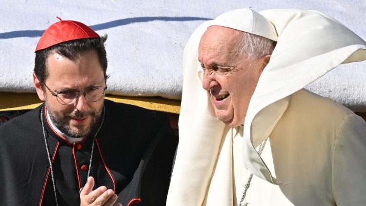 Il cardinale Marengo all'accoglienza del Papa in Mongolia