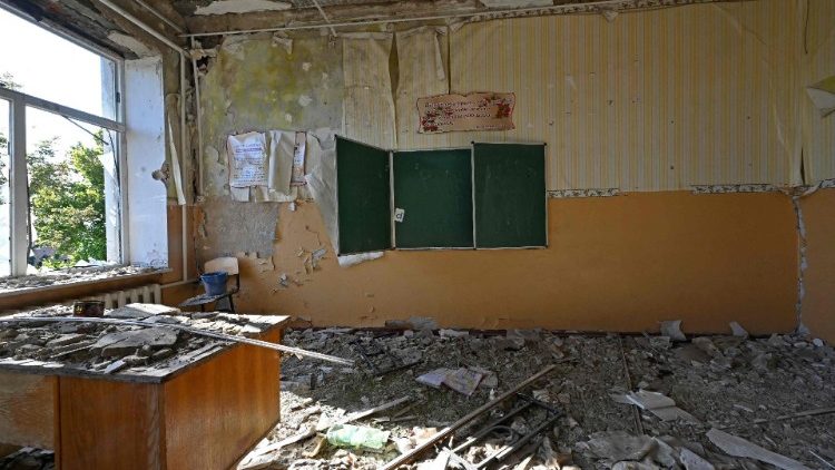 Uma foto mostra um ginásio parcialmente destruído durante as hostilidades na aldeia de Kamianka, perto da cidade de Izium, região de Kharkiv, em 5 de setembro de 2023, em meio à invasão russa da Ucrânia. (Photo by SERGEY BOBOK / AFP)