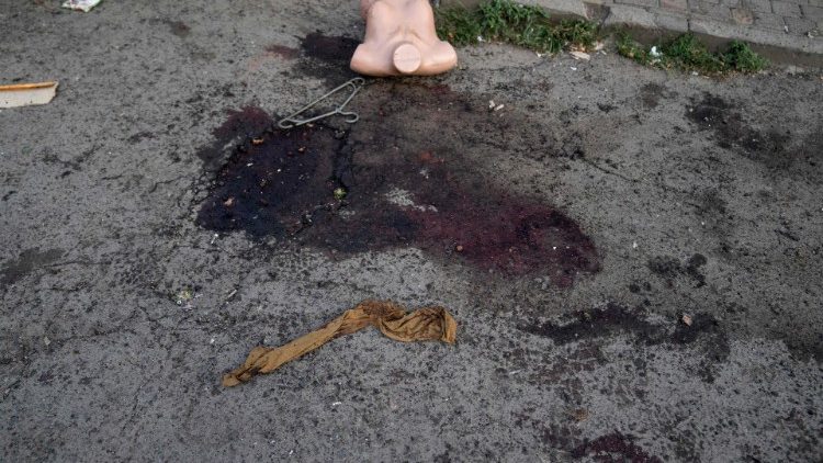 Mancha de sangue é vista no local de um ataque russo em um mercado em Kostyantynivka, região oriental de Donetsk, na Ucrânia, em 6 de setembro de 2023, em meio à invasão russa da Ucrânia.