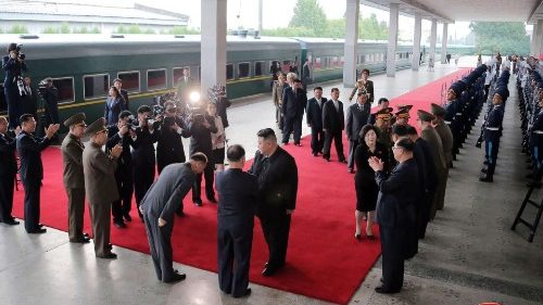 Kim in Russia per incontrare Putin. Gli Usa: nuove sanzioni se offrirà armi