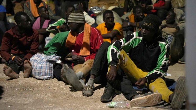 En Lampedusa (Italia) cerca de 20 desembarcos en 24 horas, casi dos mil migrantes llegaron a la isla.