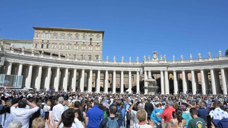 MAP Francis addresses the faithful in St Peter's Square