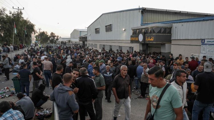Palestinian workers gather at the Erez crossing