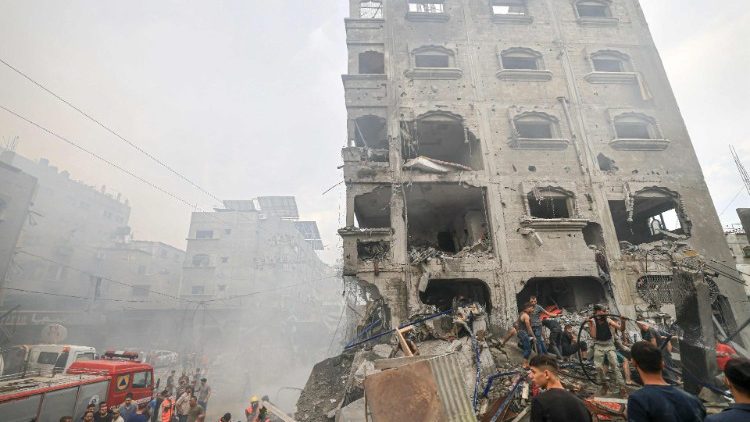 Un edificio nel campo rifugiati di Jabalia a Gaza dopo l'attacco israeliano