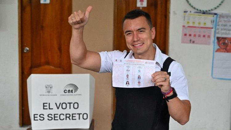 Il presidente ecuadoriano neoeletto vota nel collegio elettorale di Oln (provincia di Santa Elena) indossando un giubbotto antiproiettile