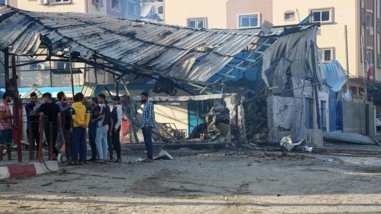 Un centro di distribuzione dell'Unrwa colpito dai raid israeliani nel sud di Gaza