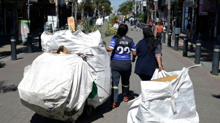 Una forma di povert: due "cartoneras" al lavoro in provincia di Buenos Aires