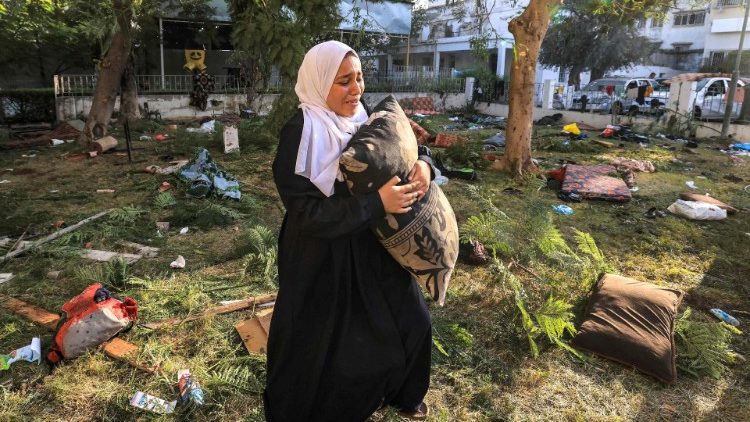 Una donna in lacrime tra le macerie