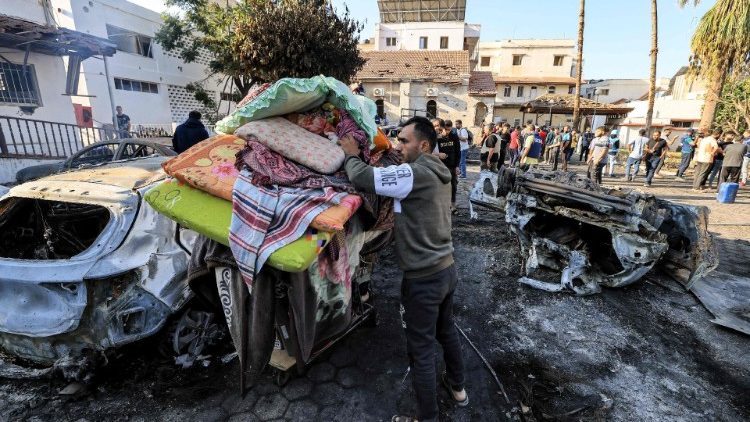 Il sito dell'ospedale di Ahli Arab a Gaza, distrutto da un razzo