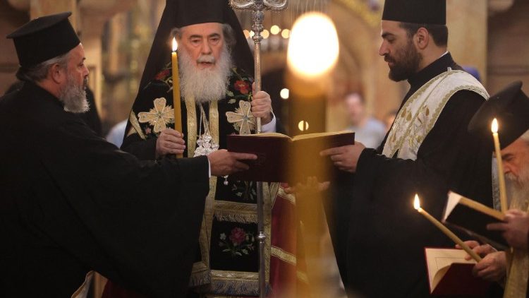 Il patriarca ortodosso di Gerusalemme, Teofilo III (al centro)