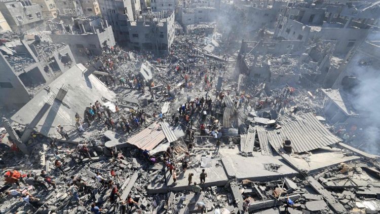 Edifici distrutti durante i bombardamenti israeliani, a Khan Yunis, nel sud della Striscia di Gaza