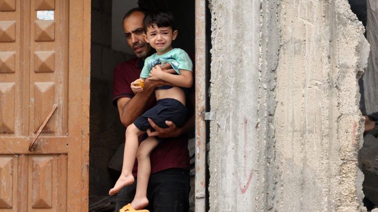 Un bambino in lacrime a Gaza