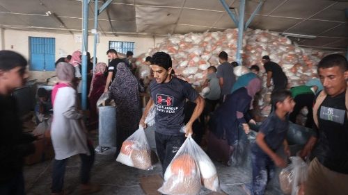 Le forze israeliane stringono lassedio su Gaza. LOnu: situazione disperata