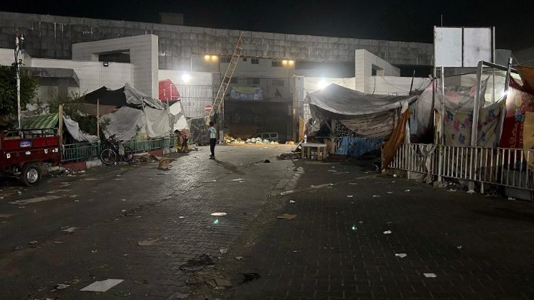 Una foto dell'esterno dell'ospedale Al-Shifa