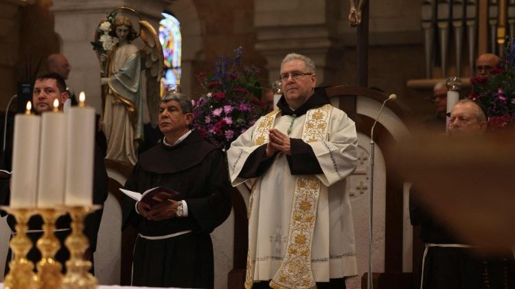 Padre Patton e padre Faltas durante la cerimonia
