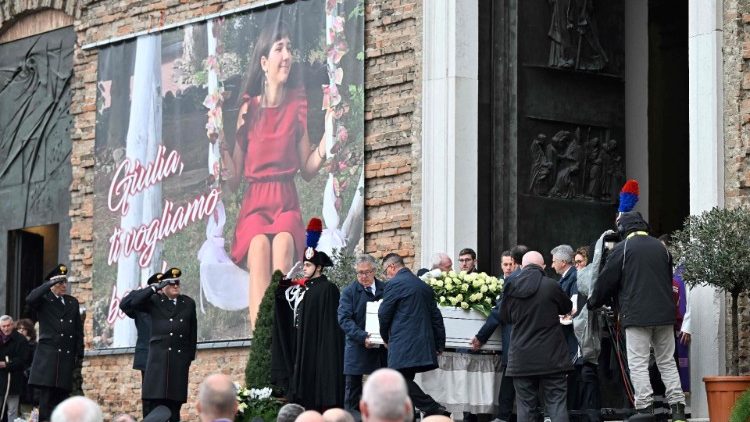 Il feretro di Giulia Cecchettin all'ingresso ella Basilica di Padova