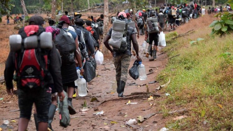 Migranti al confine tra Panam e Colombia