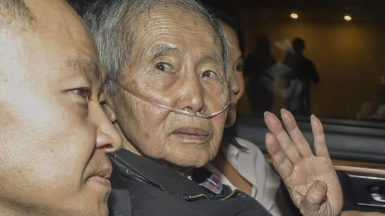 L'ex presidente e dittatore Alberto Fujimori, con i figli dopo il rilascio
