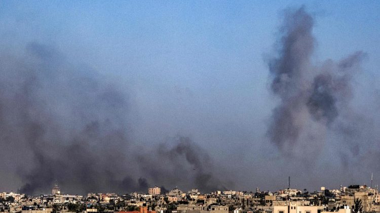 Il bombardamento di oggi su Khan Younis (Afp)